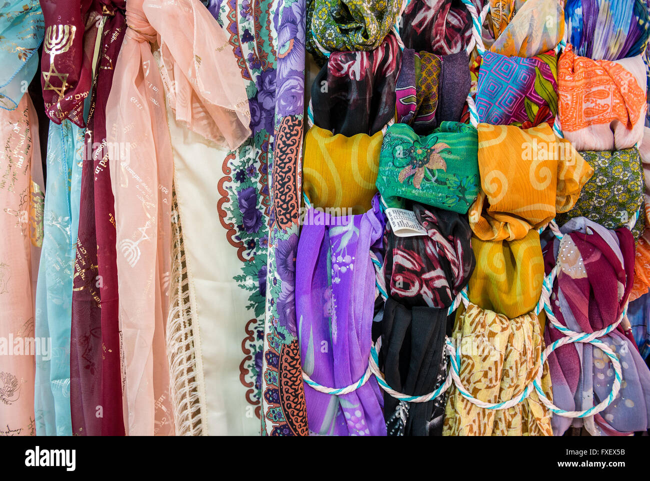 Bufandas en Bilal Abu Khalaf, comerciante de telas importadas de oriente  tienda textil en el mercado en la Ciudad Vieja de Jerusalén, Israel  Fotografía de stock - Alamy
