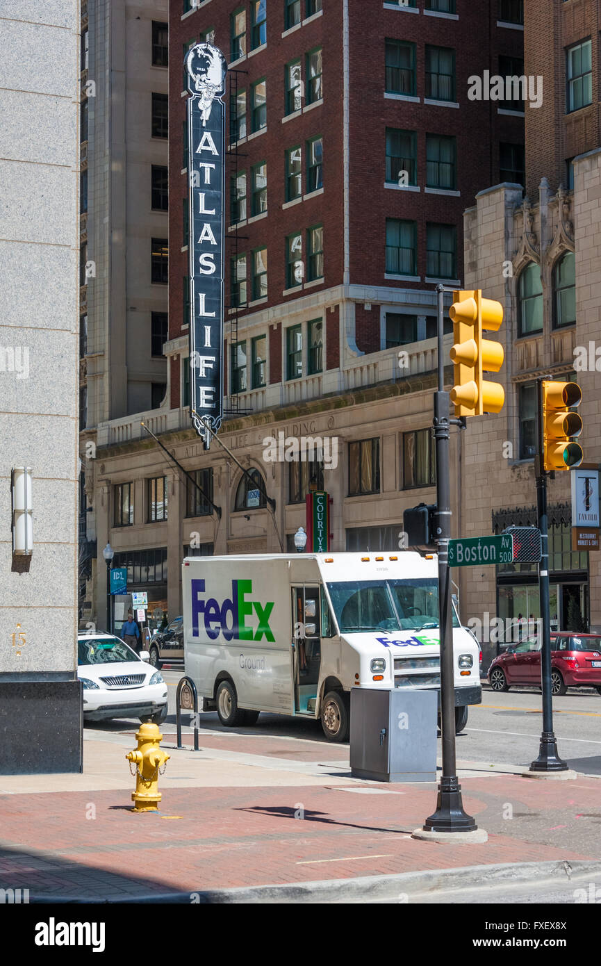 Camión de entrega de FedEx Express en el centro de la ciudad de Tulsa, Oklahoma, Estados Unidos. Foto de stock