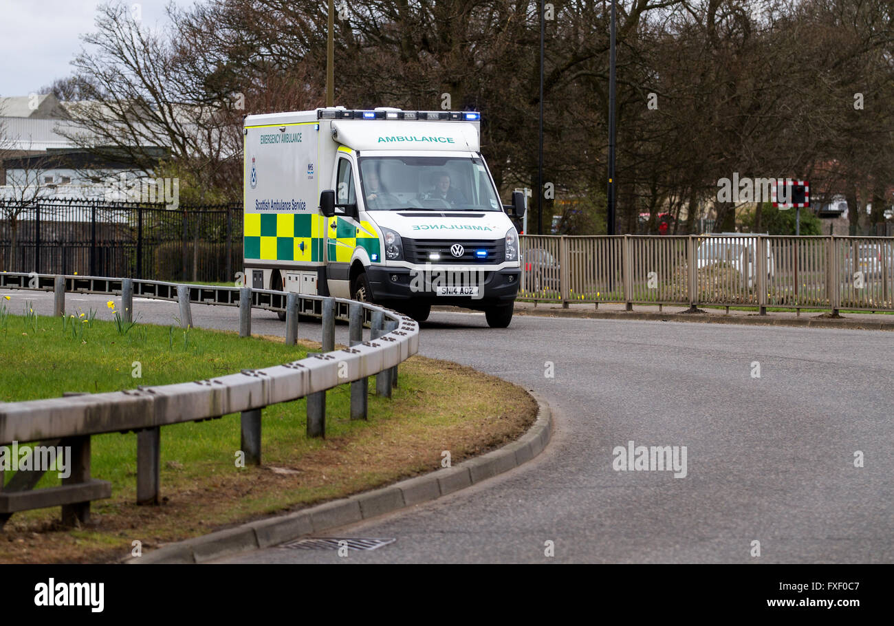 NHS 'Scottish" Servicio de Ambulancia de emergencia ambulancia acelerar por una rotonda de responder a una llamada 999 en Dundee, Reino Unido Foto de stock