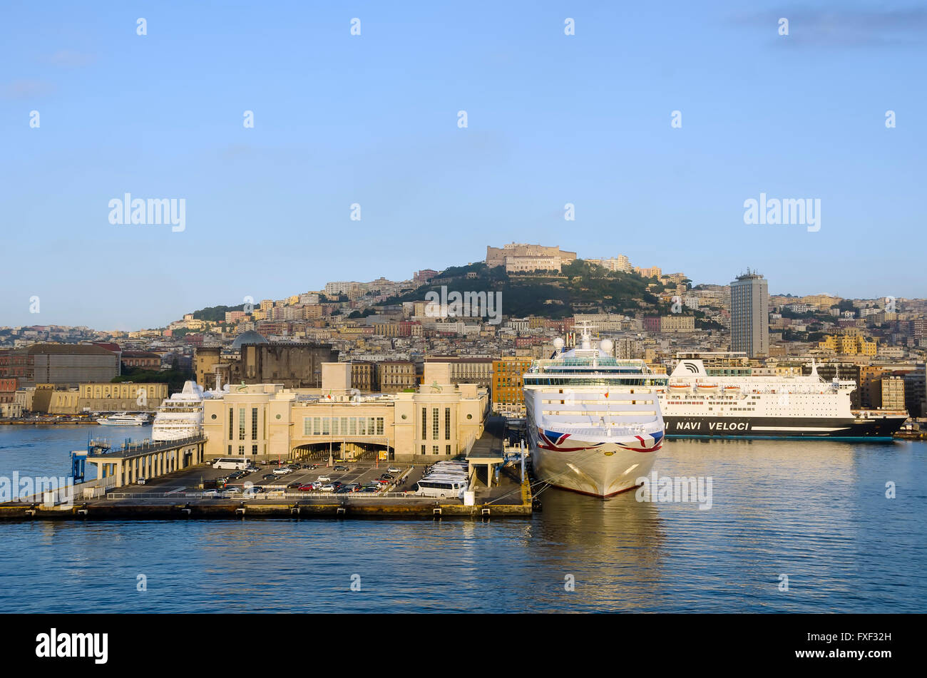 Puerto de nápoles fotografías e imágenes de alta resolución - Alamy