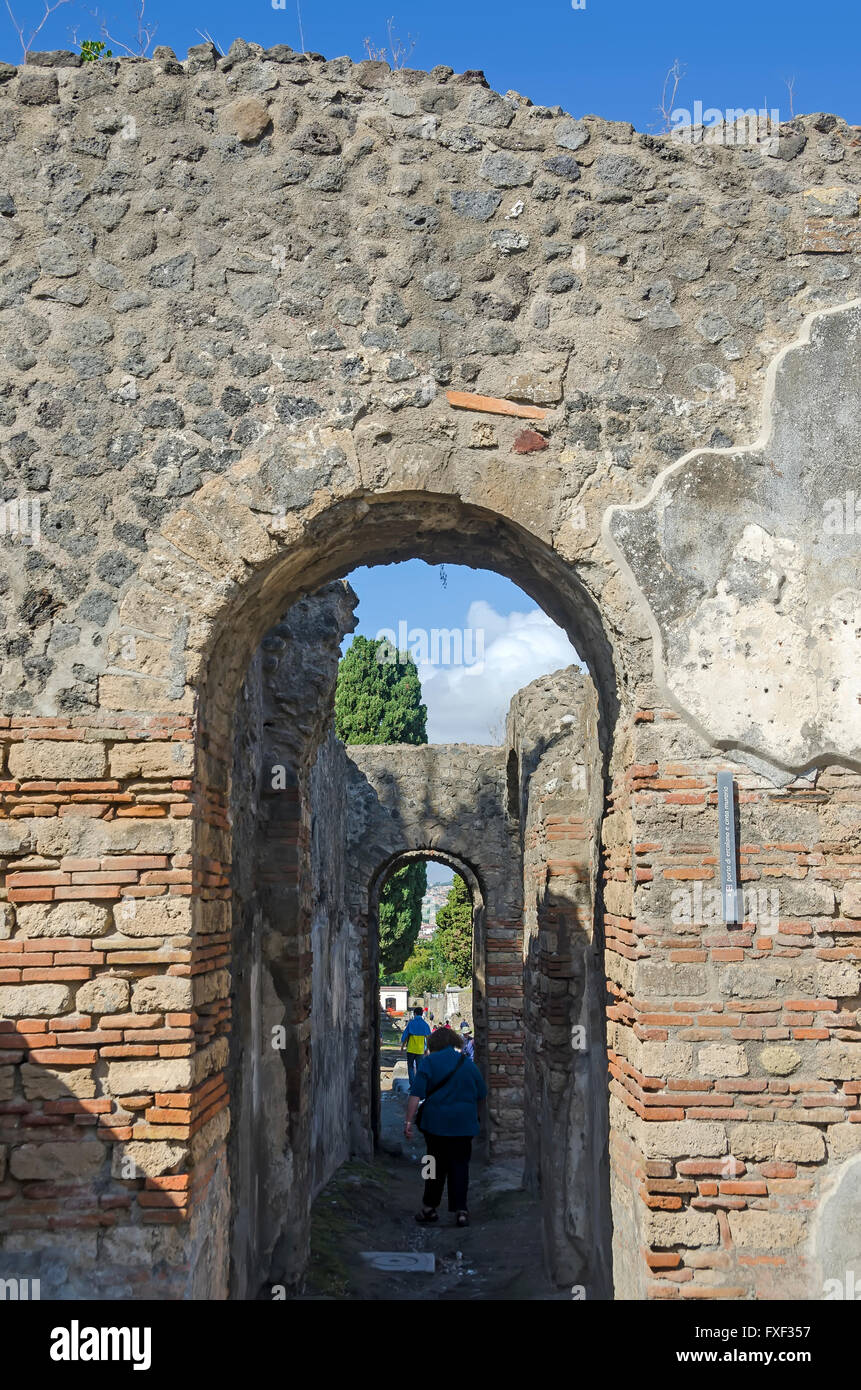 Pompei Porta di Ercolano o Herculano Gate enmarcar los turistas, Pompeya Italia Foto de stock
