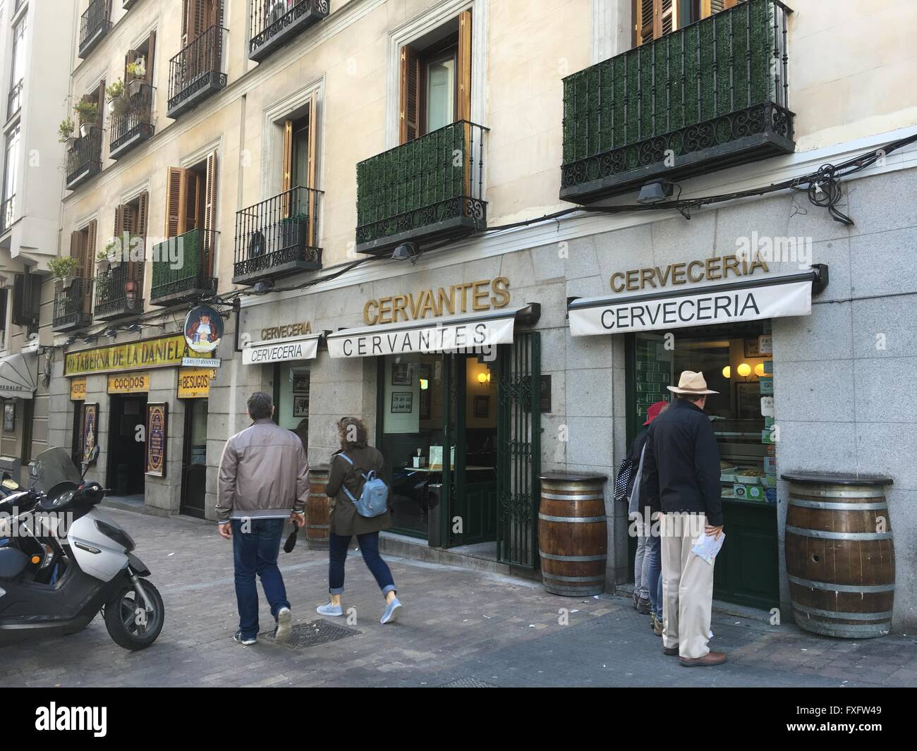 Madrid, España. 14 abr, 2016. Un bar en el Barrio de las Letras de Madrid,  España, 14 de abril de 2016. Cervantes se pueden encontrar en muchos  lugares en el barrio madrileño