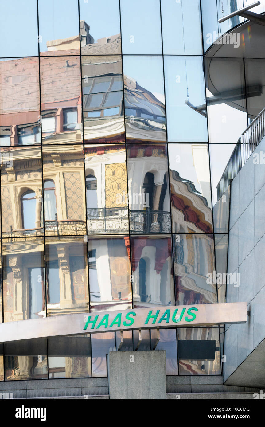 Reflexiones en la fachada de vidrio del siglo XX por el arquitecto de la casa Hass, Hans Hollien, Stephensplatz, Viena, Austria Foto de stock