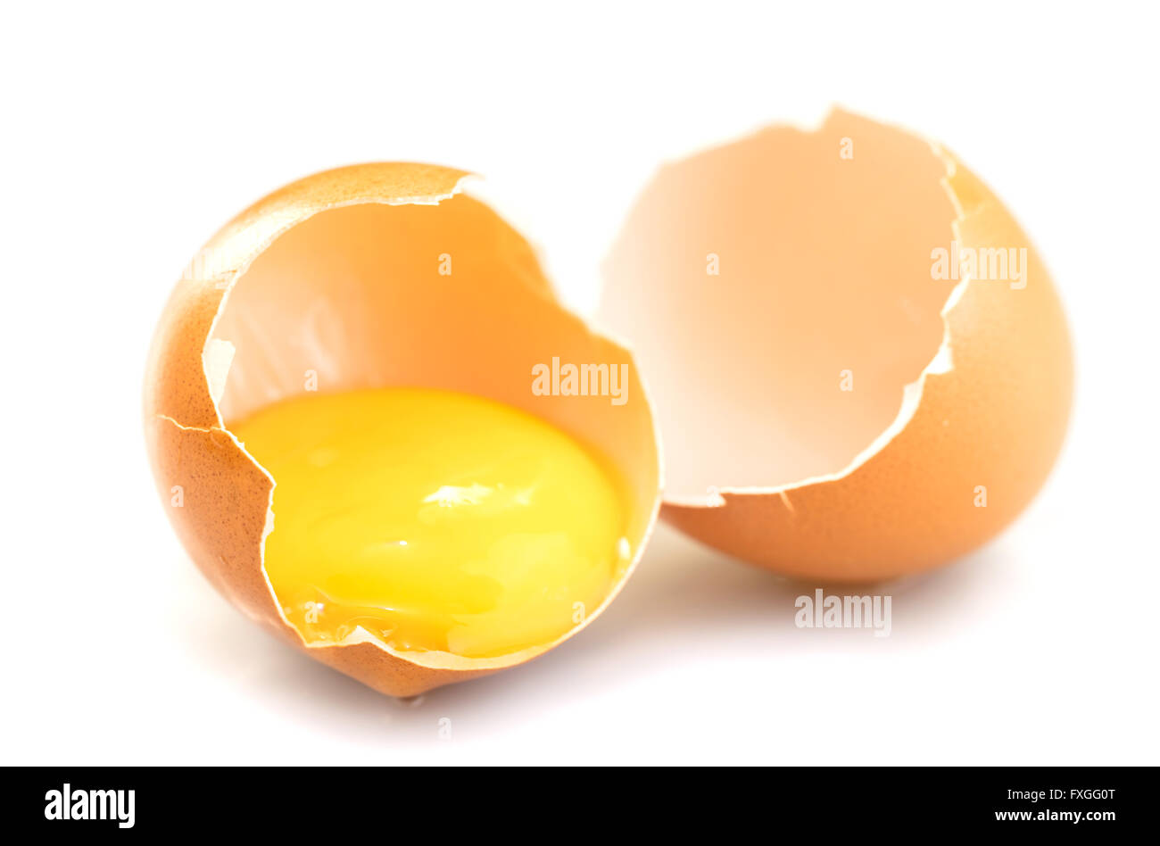 Rotura de huevos de pollo aislado sobre un fondo blanco. Foto de stock