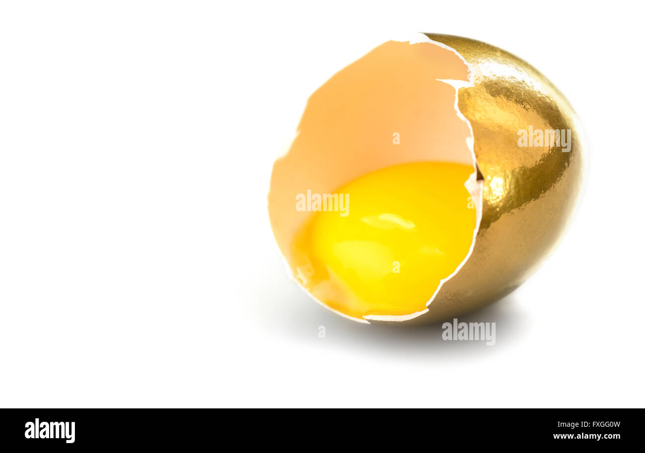 Rotura de huevos de oro aislado sobre un fondo blanco. Foto de stock