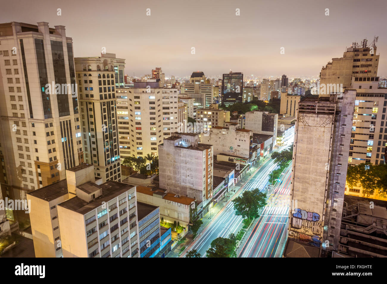 La Consolação avenue es una de las principales avenidas de Sao Paulo, Brasil. Cruza el centro económico de la ciudad. Foto de stock