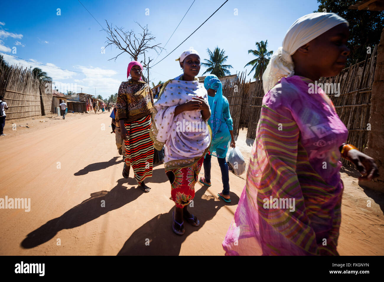 Mozambique,mujer caminando por la calle en traje de color y un velo, con el  carro en la cabeza Fotografía de stock - Alamy