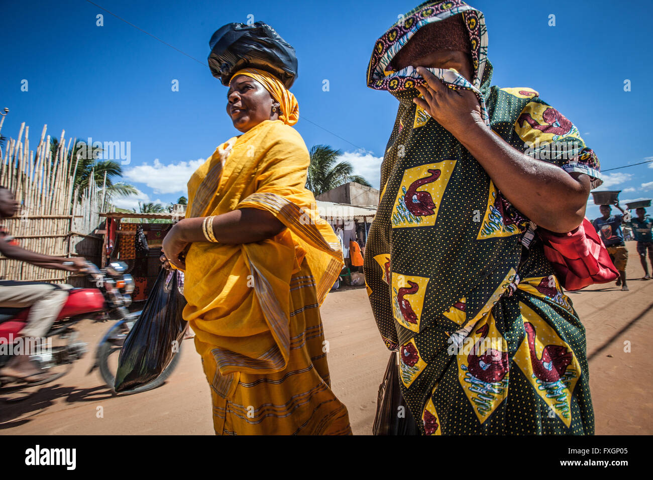 Mozambique, las mujeres caminando en la calle en ropa de colores  tradicionales Fotografía de stock - Alamy