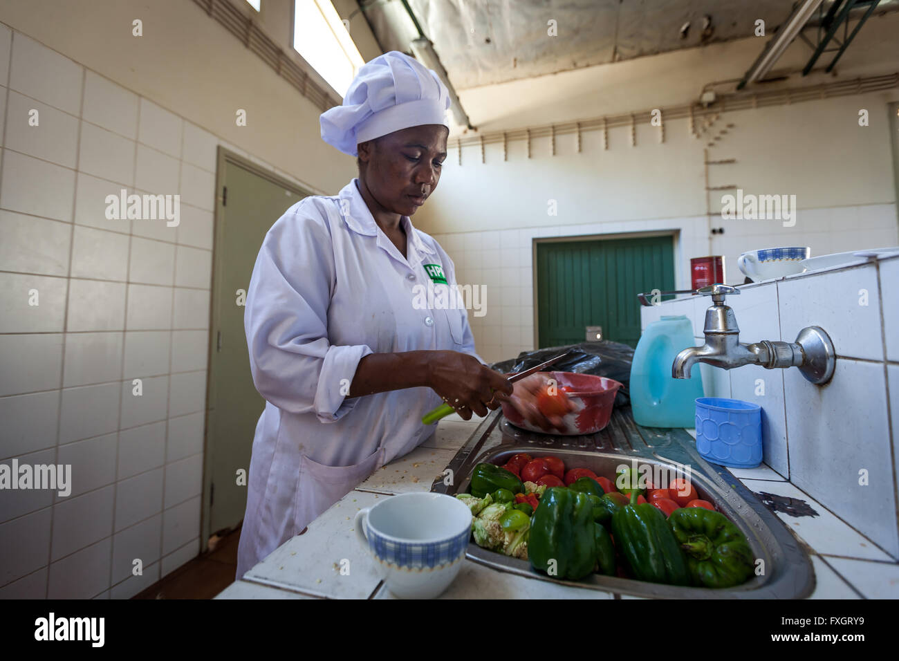 Mozambique, una mujer es la cocina tradicional de primo. Foto de stock