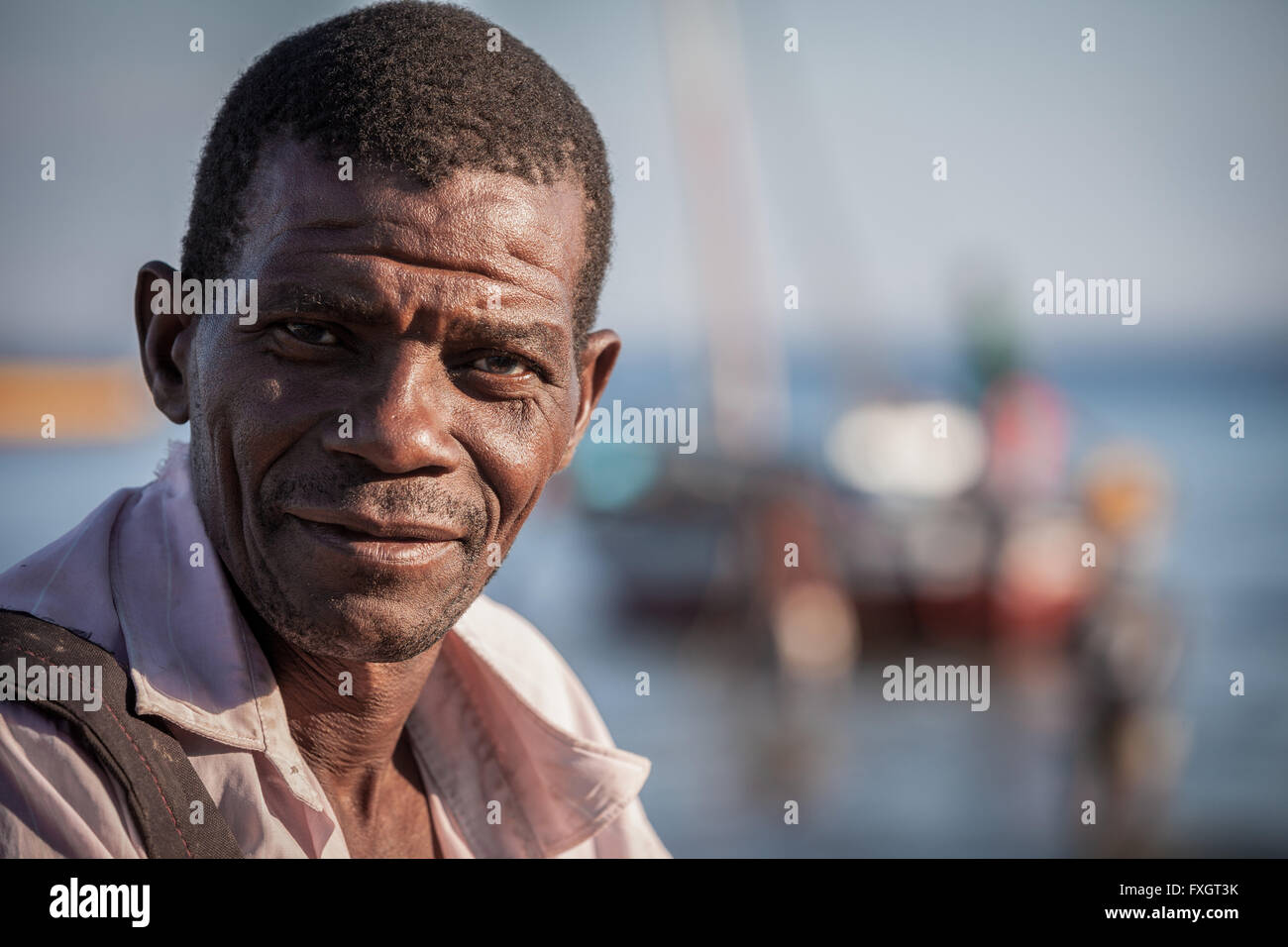 Mozambique, África,un retrato de un hombre sonriente piel bronceada. Foto de stock