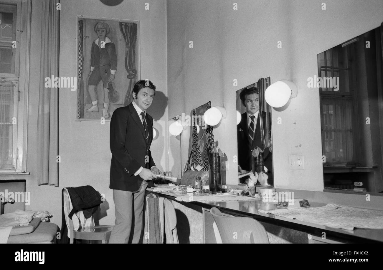 Der deutsche Schauspieler Harald Juhnke en dem Teatro 'Kleine Komödie', Großes Haus, Deutschland 1960er Jahre. El actor alemán Harald Juhnke en 'Kleine Komoedie' Theatre, Alemania 1960. 24x36swNeg476 Foto de stock