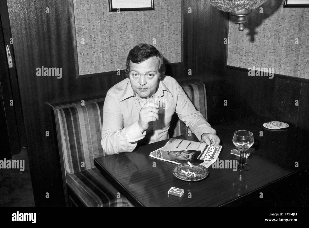 Der deutsche Schauspieler Hans Zander en geselliger Runde, Deutschland 1970er Jahre. El actor ...