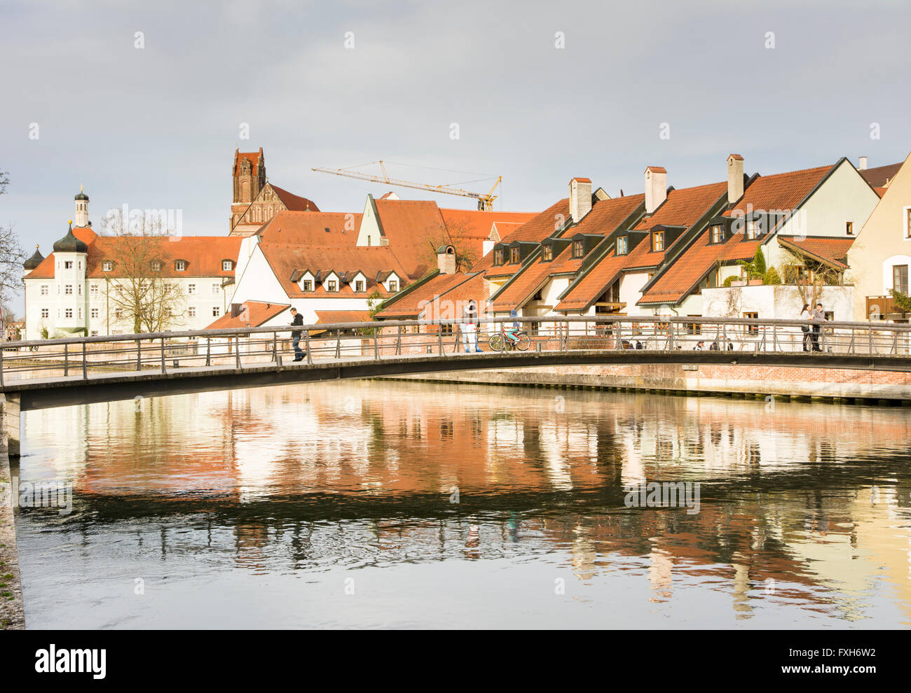 LANDSHUT, Alemania - 31 de marzo. Los turistas en un puente cruzando el río Isar, en Landshut, Alemania el 31 de marzo de 2016. Foto de stock