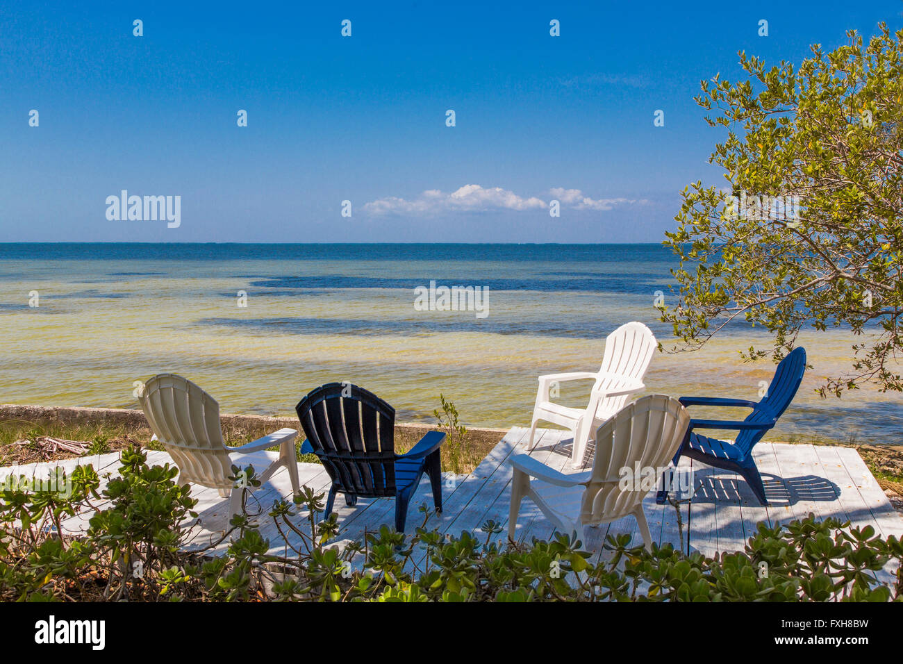 Sillas vacías mirando al Golfo de México en Pine Island, Florida Foto de stock