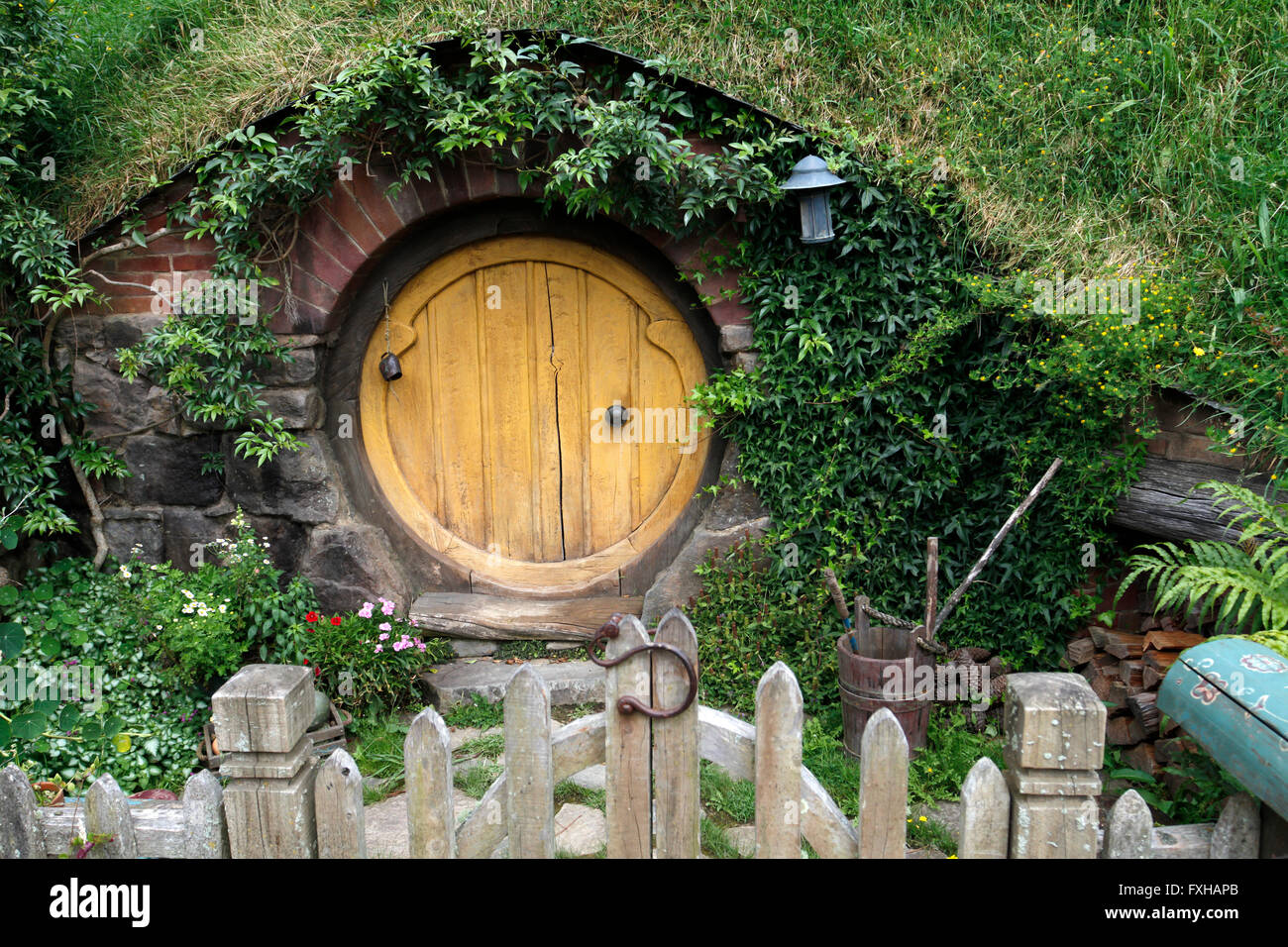 Patio delantero de Hobbit house en Hobbiton película rodada en Nueva Zelanda Foto de stock