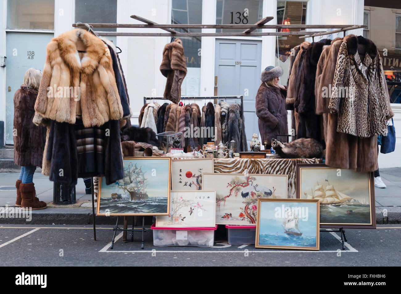 Los abrigos de pieles para la venta en el mercado de Londres. Foto de stock