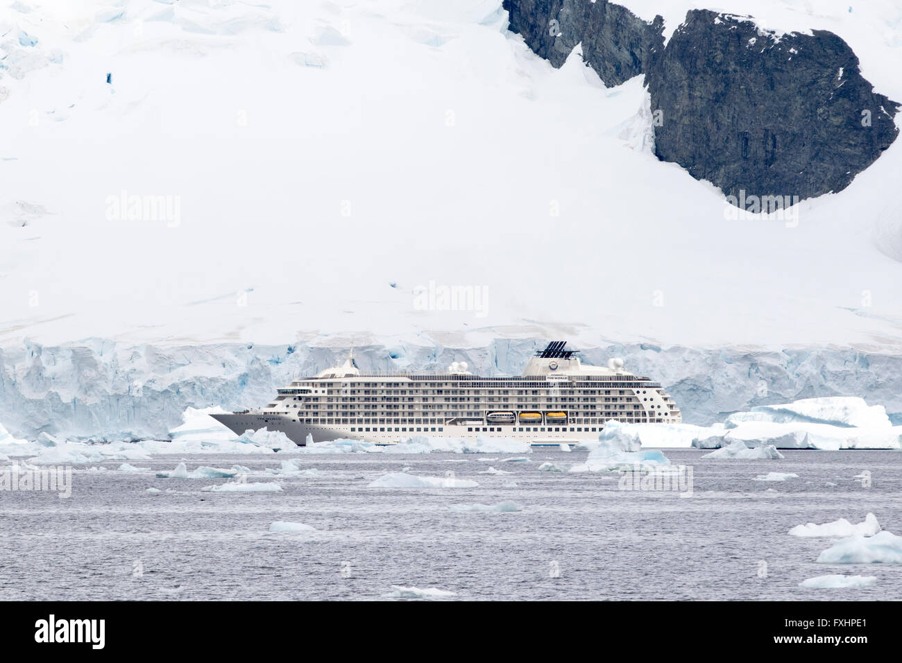 El mundo crucero en la Antártida con témpanos de hielo y los glaciares. Foto de stock
