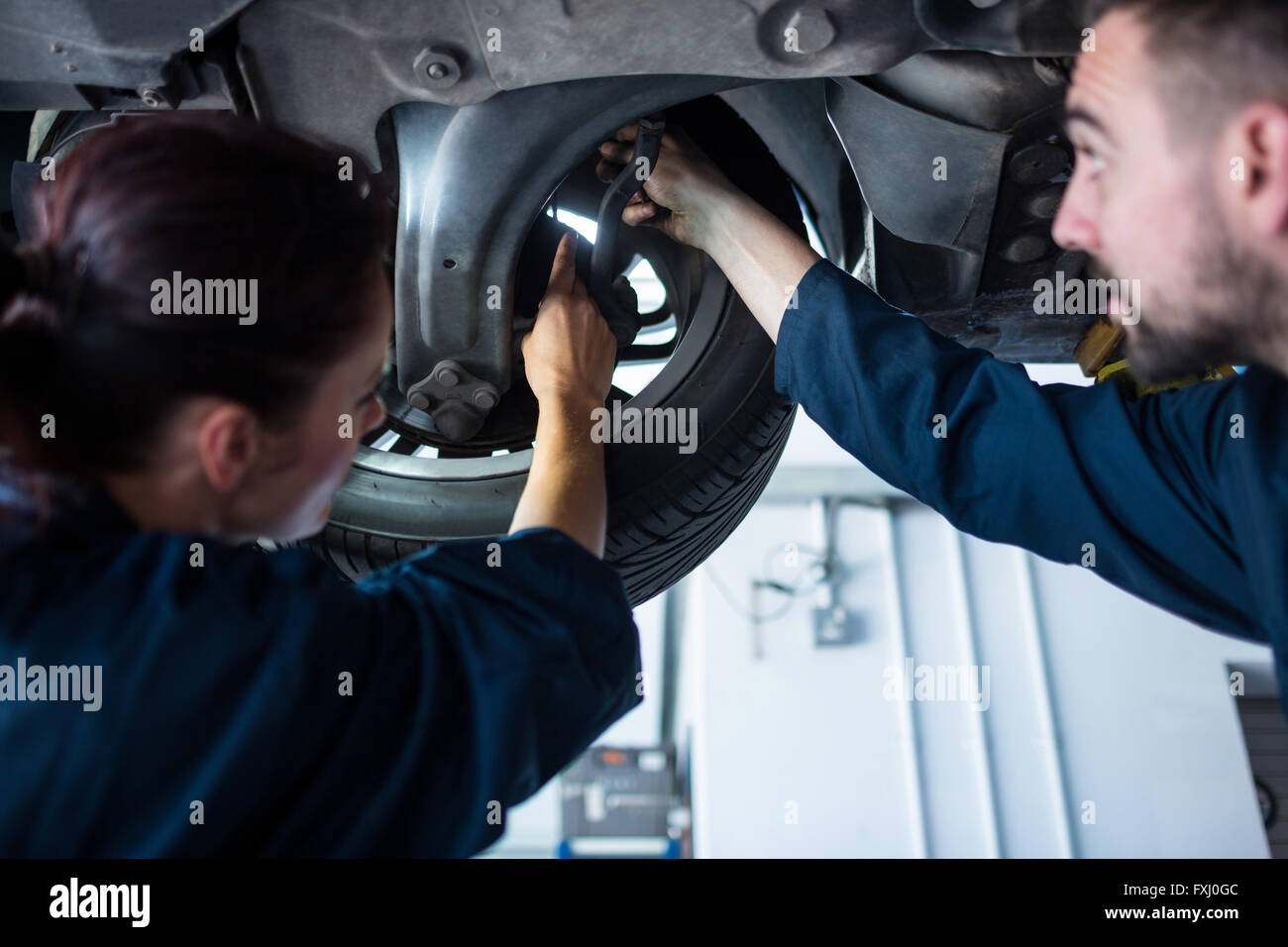 mecánico masculino sostiene una linterna para examinar el automóvil 1226502  Foto de stock en Vecteezy