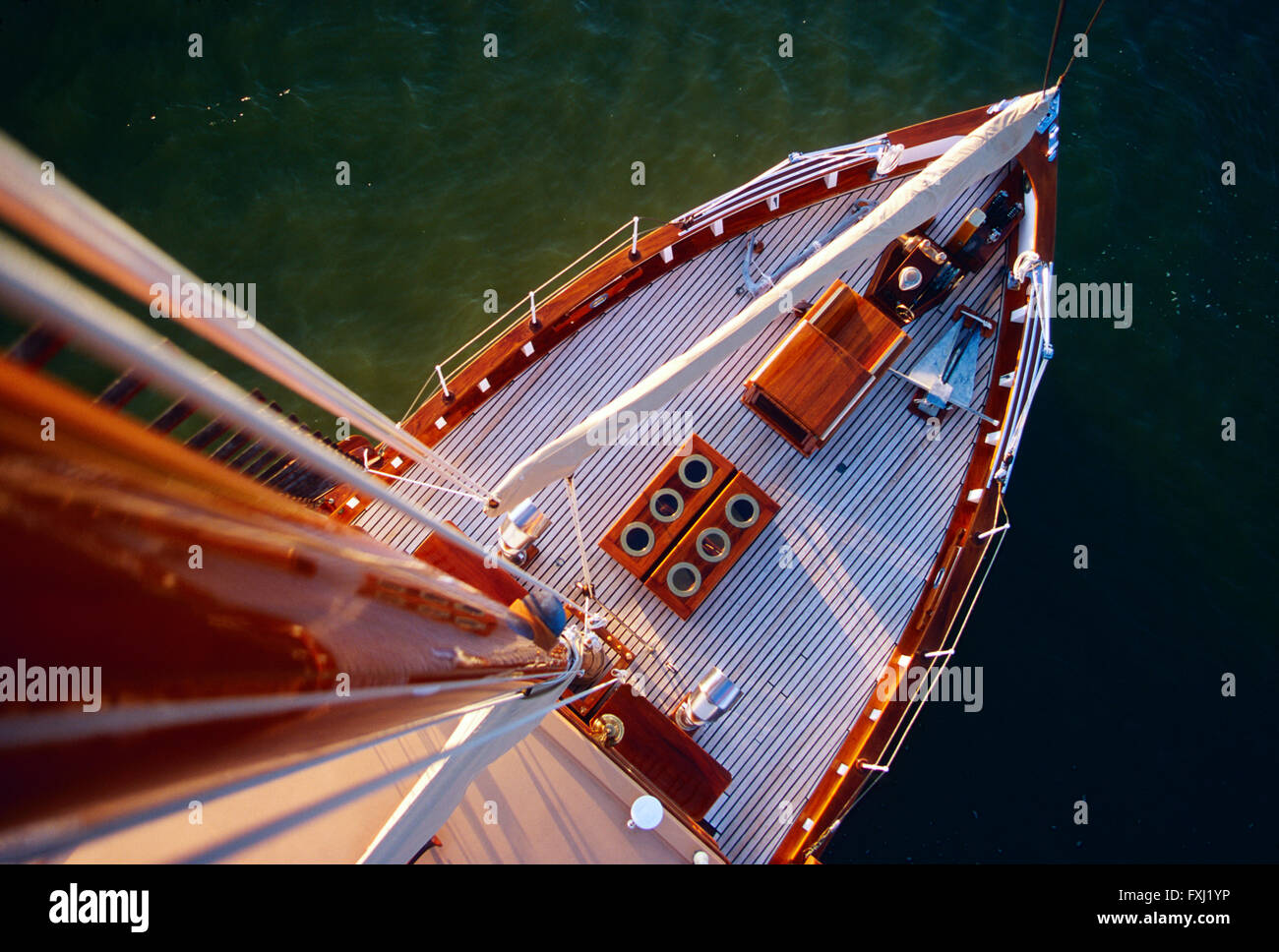 Ver abajo del mástil principal histórico de 65 pie velero al atardecer en la Bahía de Chesapeake, Maryland, EE.UU. Foto de stock