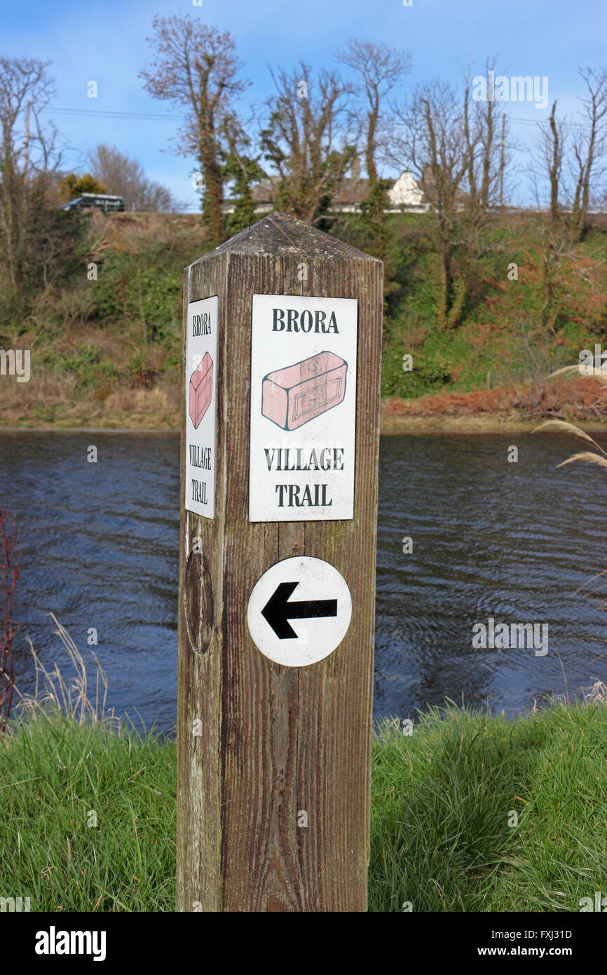 Brora village trail marker post Foto de stock