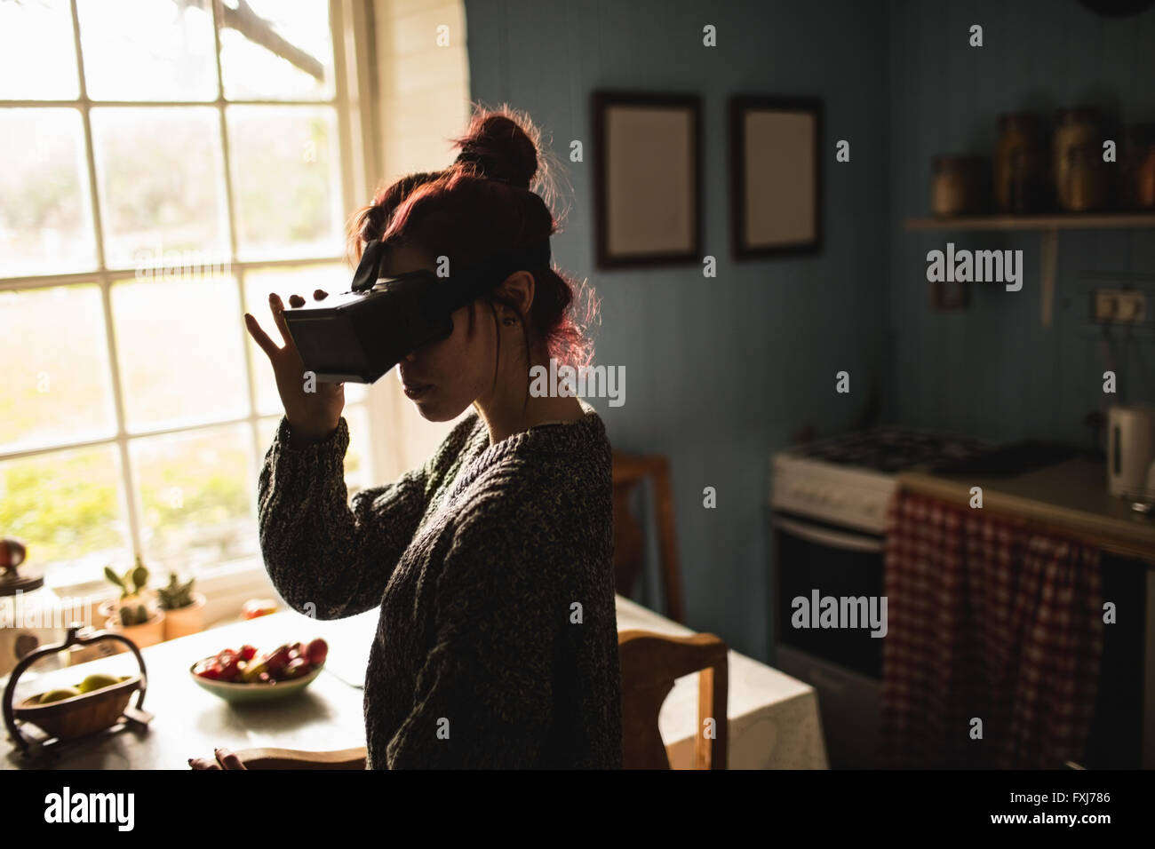 Mujer joven con el casco de realidad virtual Foto de stock