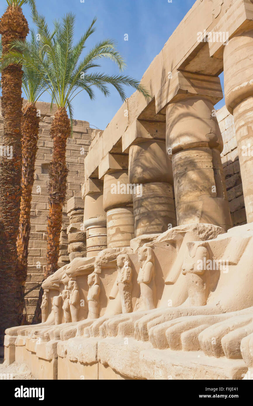 Estatuas y torres en el templo de Karnak (Luxor, Egipto ) Foto de stock