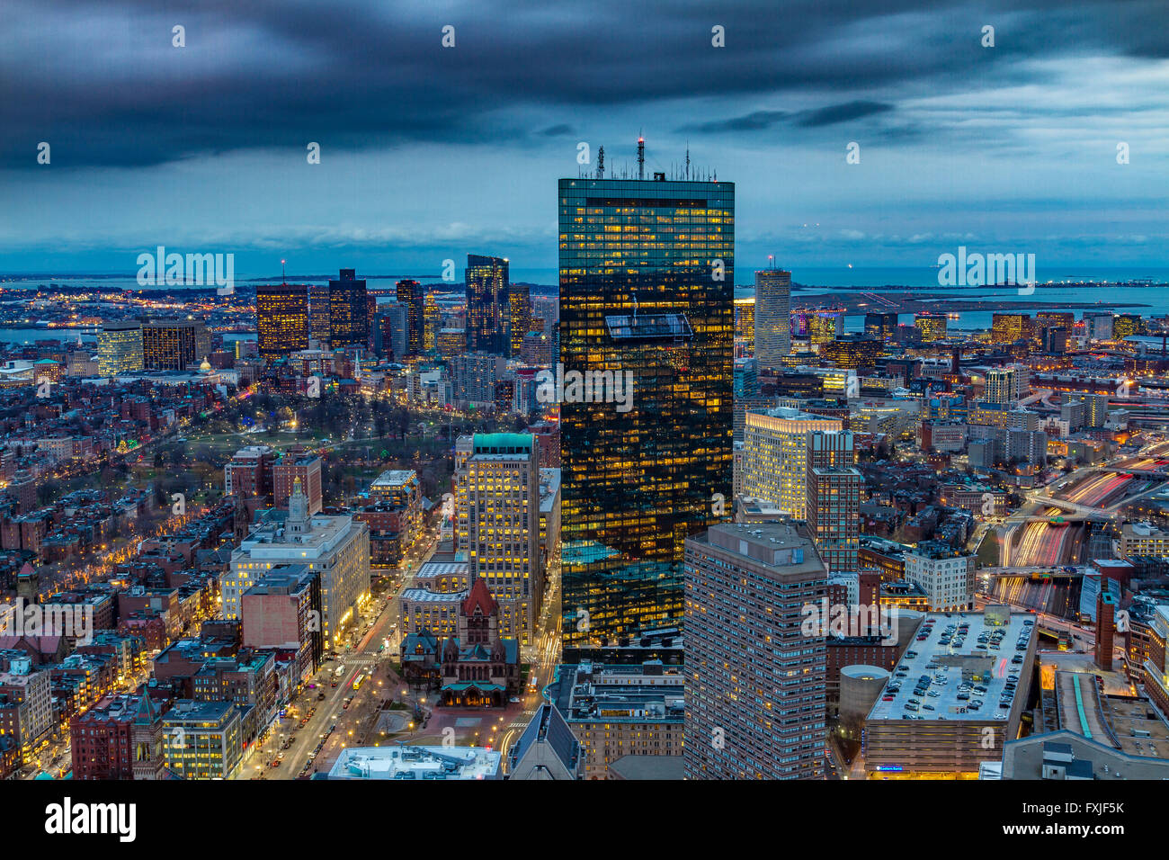 Vista aérea de la ciudad de Boston por la noche vista desde la Torre Prudential, Boston, Massachusetts, Estados Unidos Foto de stock