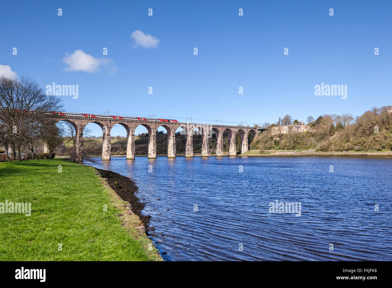 Tren virgen cruzar el viaducto sobre el río Tweed en Berwick-upon-Tweed, Northumberland, Inglaterra, Reino Unido. Foto de stock