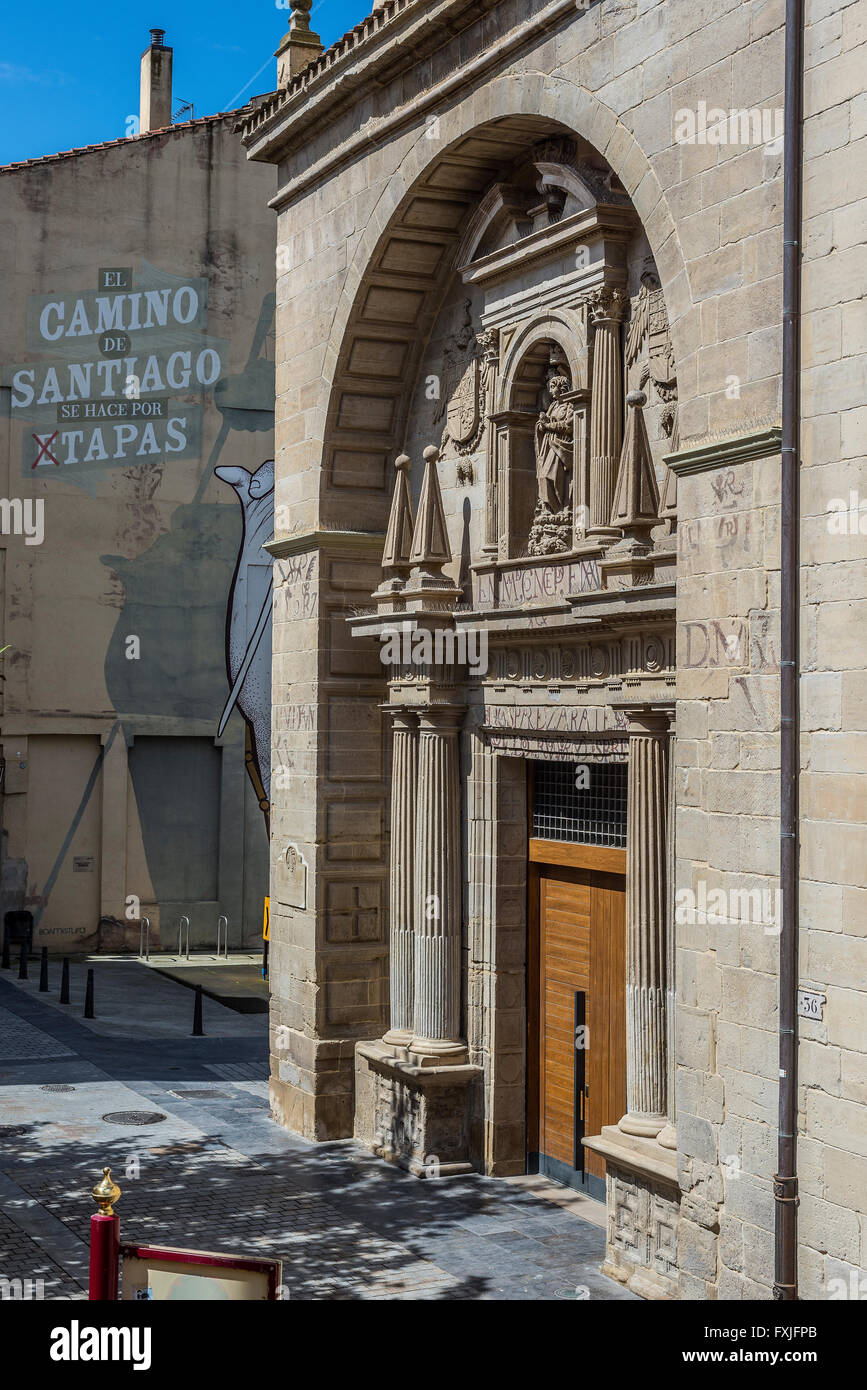 Fachada Principal de la iglesia de Santa María de Palacio en Logroño. España. La Rioja. Foto de stock