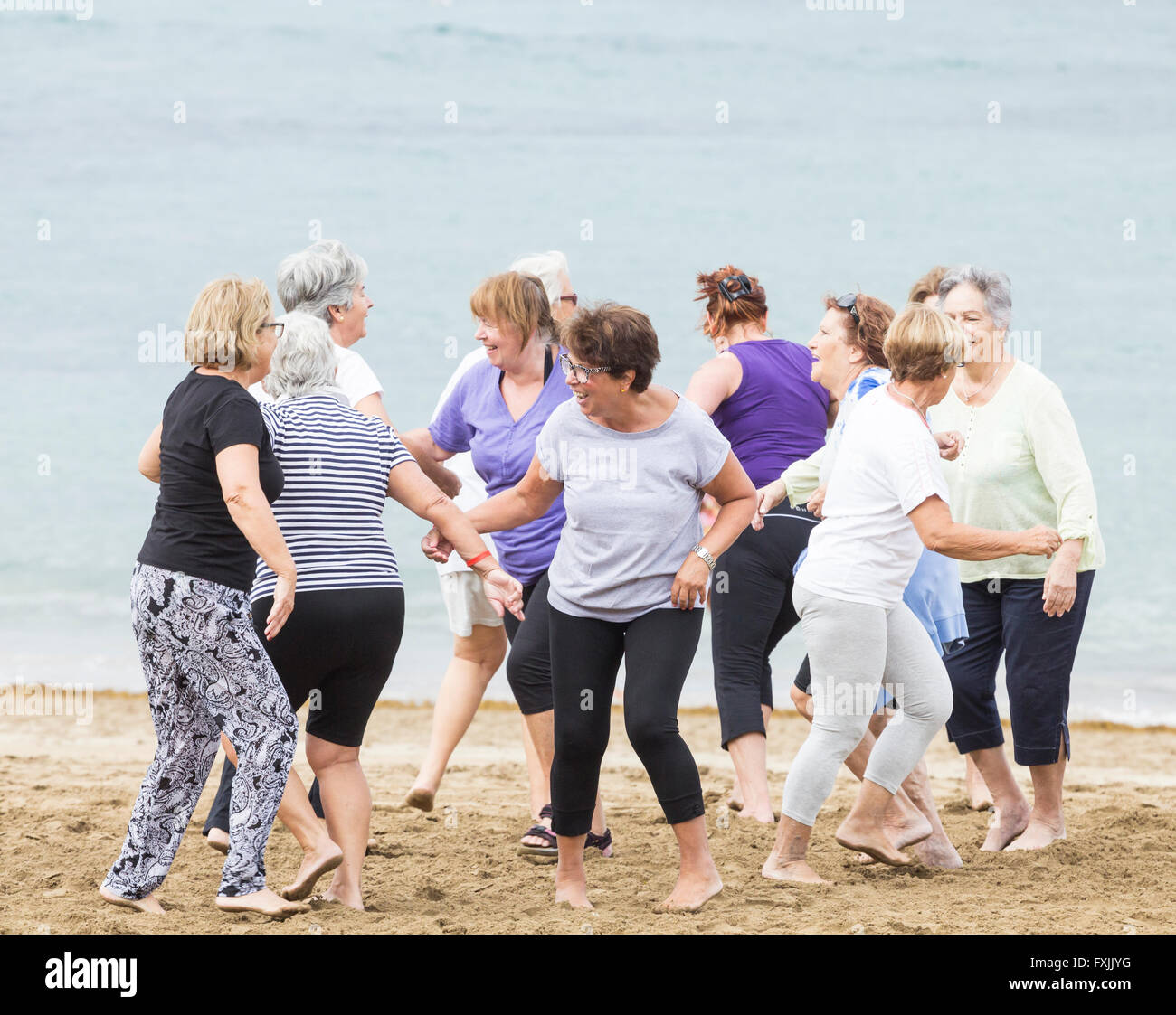 Los pensionistas diario de clase para mantenerse en forma en la playa. Foto de stock