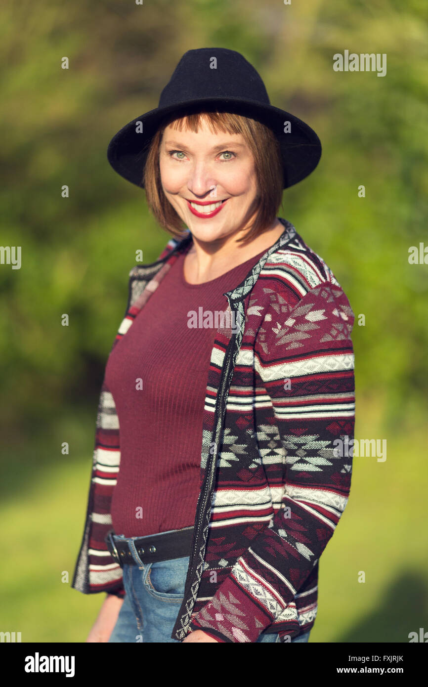 Retrato de mujer de mediana edad al aire libre Foto de stock