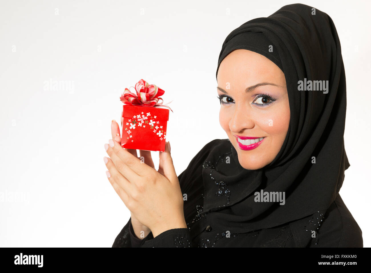 Feliz mujer árabe con el presente. Foto de stock