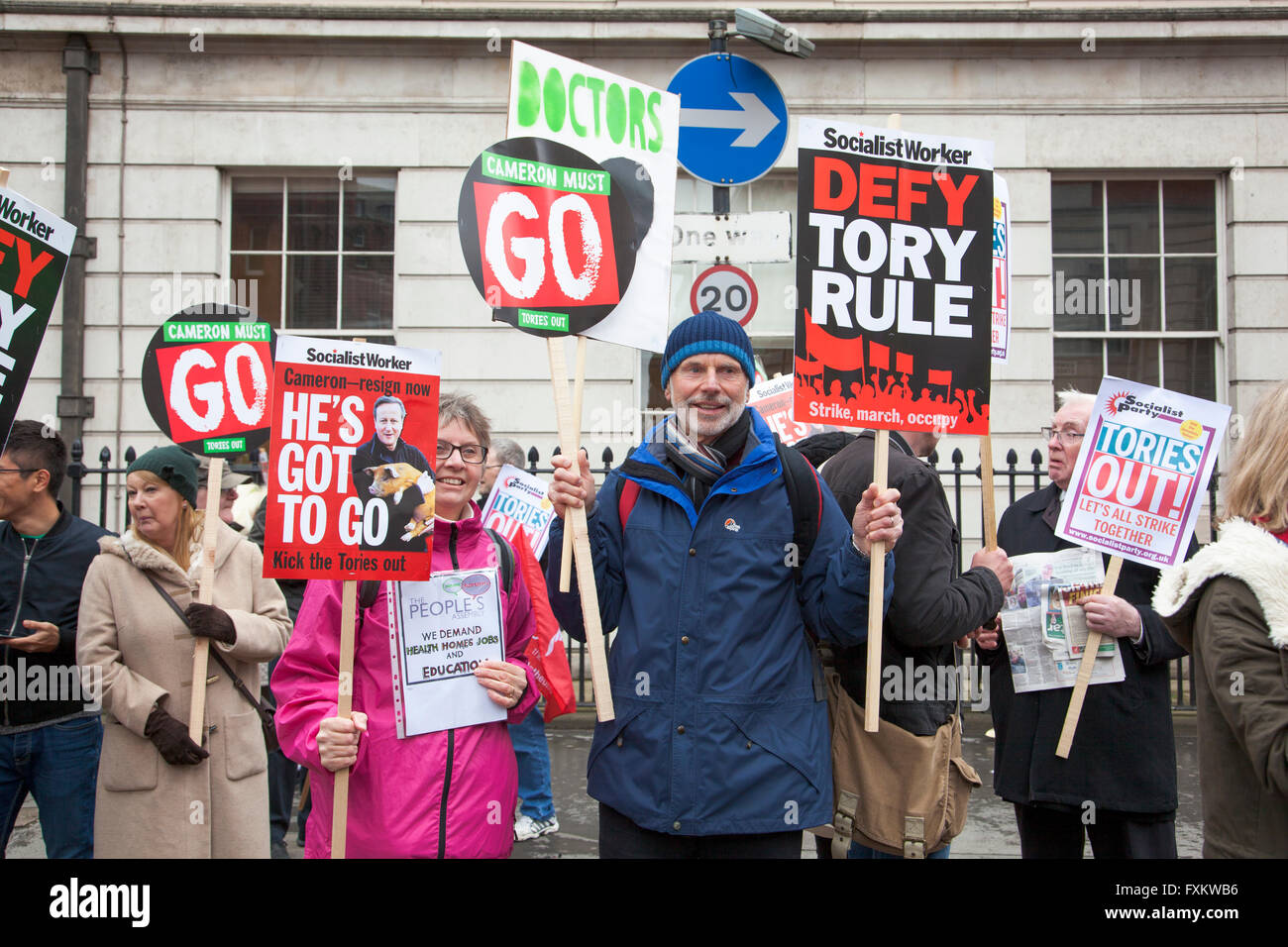Londres, Reino Unido, 16 de abril de 2016 Cameron debe ir manifestación nacional, las personas se han reunido para marzo desde Euston Road hasta Trafalgar Square para salud, hogar, educación y empleos, oponiéndose a la austeridad, el Gobierno Tory David Cameron y crédito: Nathaniel Noir/Alamy Live News Foto de stock