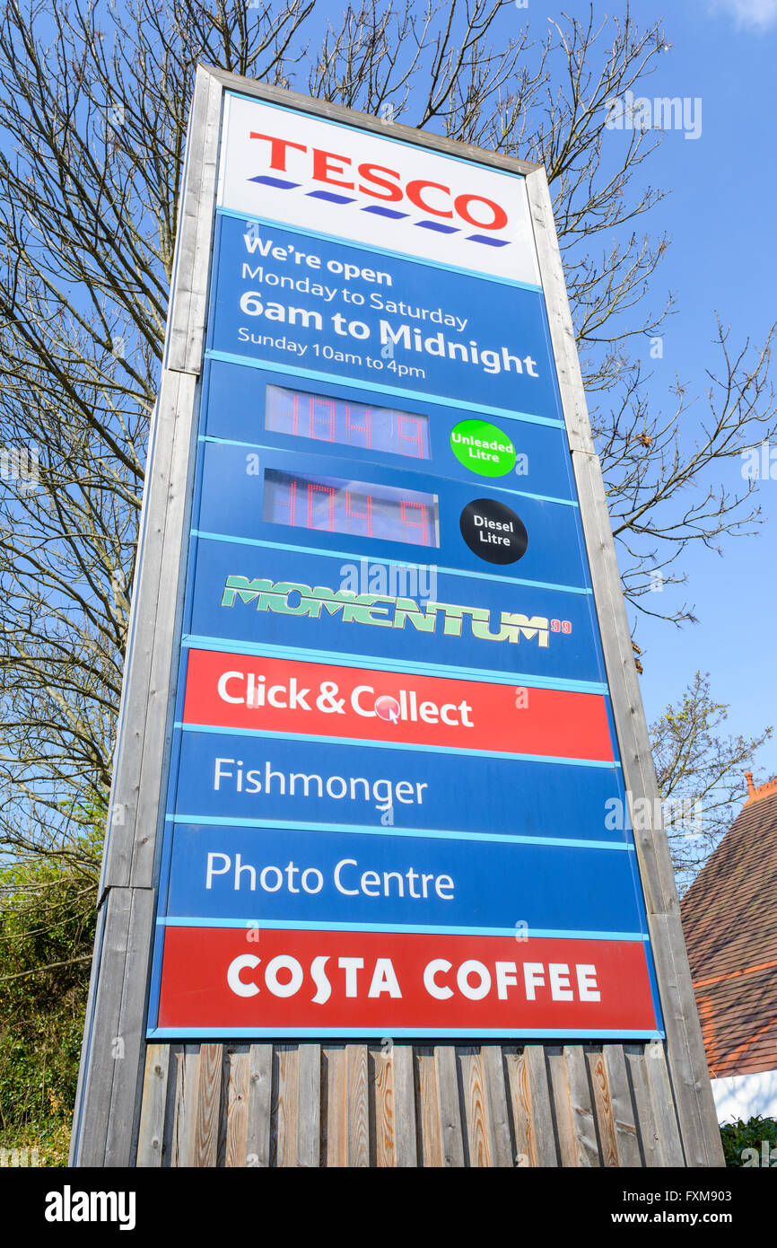 La gasolinera Tesco firmar mostrando los precios en Inglaterra, Reino Unido. Foto de stock