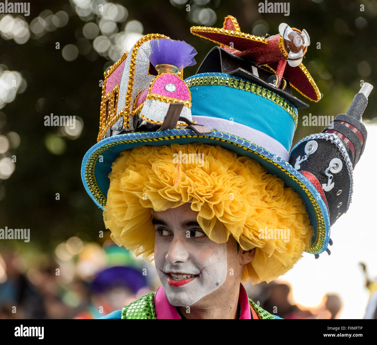 Hombre con sombrero elaborado e imágenes de alta resolución - Alamy