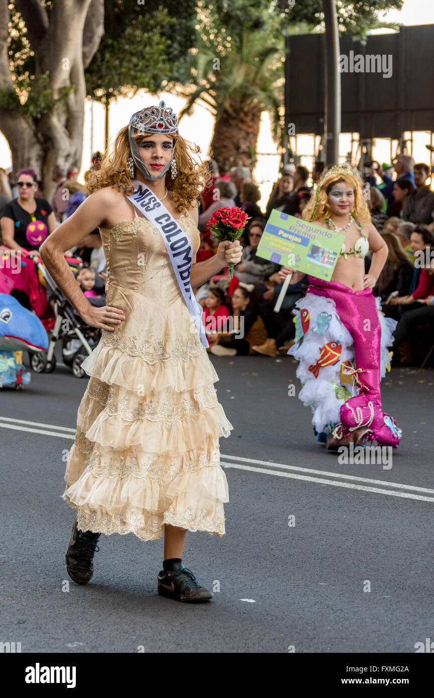 Hombre vestido como reina de belleza, desfile de carnaval, Santa Cruz,  Santa Cruz de Tenerife Fotografía de stock - Alamy