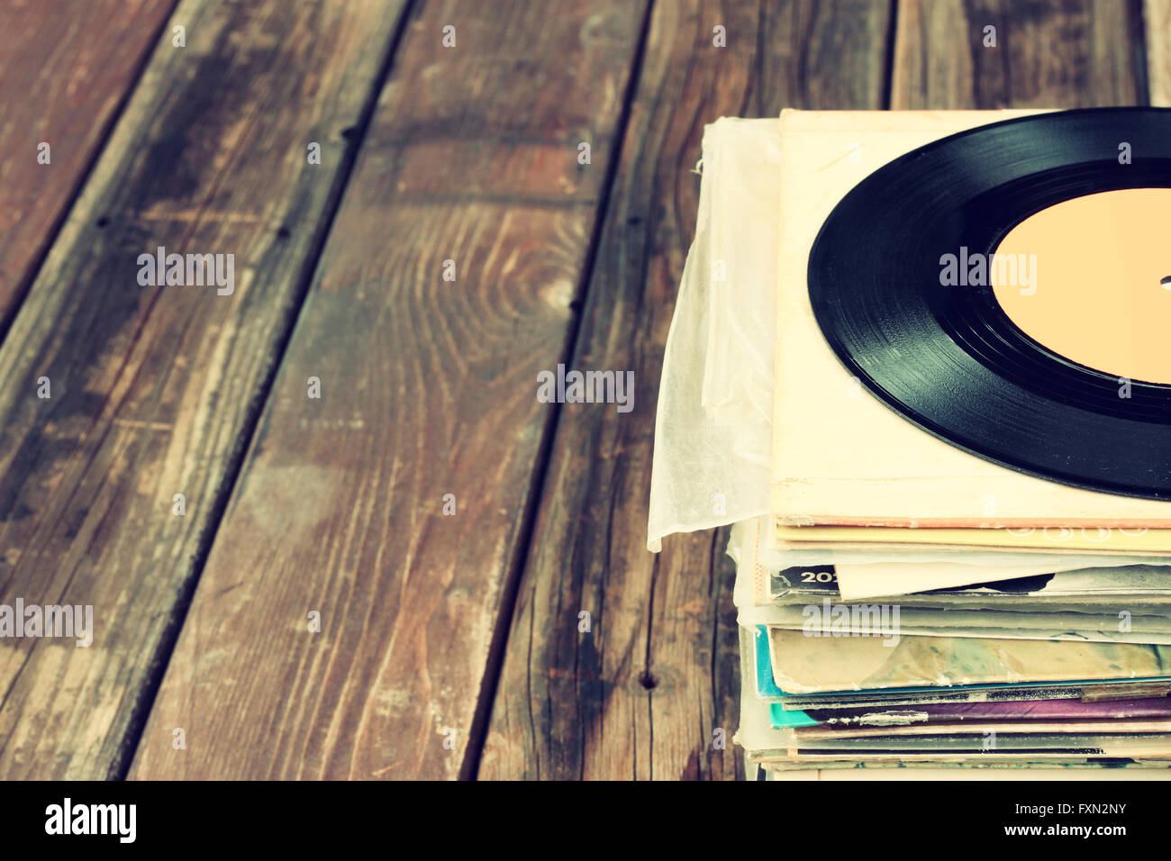 Una Pila Discos Vinilo Escuchando Música Grabación Reproducción Música  Desde: fotografía de stock © przemekklos #580661228