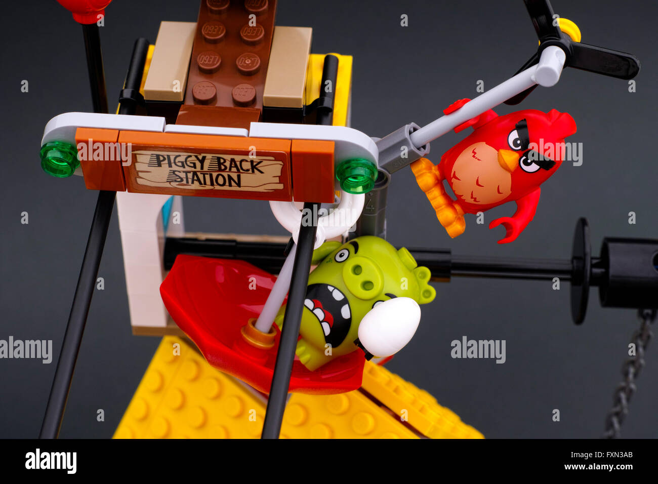 Lego Angry Birds. Pájaro Rojo persiguiendo a piggy. Cerdo con huevo empezar  el recorrido en paraguas para zip line de Piggy Back station Fotografía de  stock - Alamy