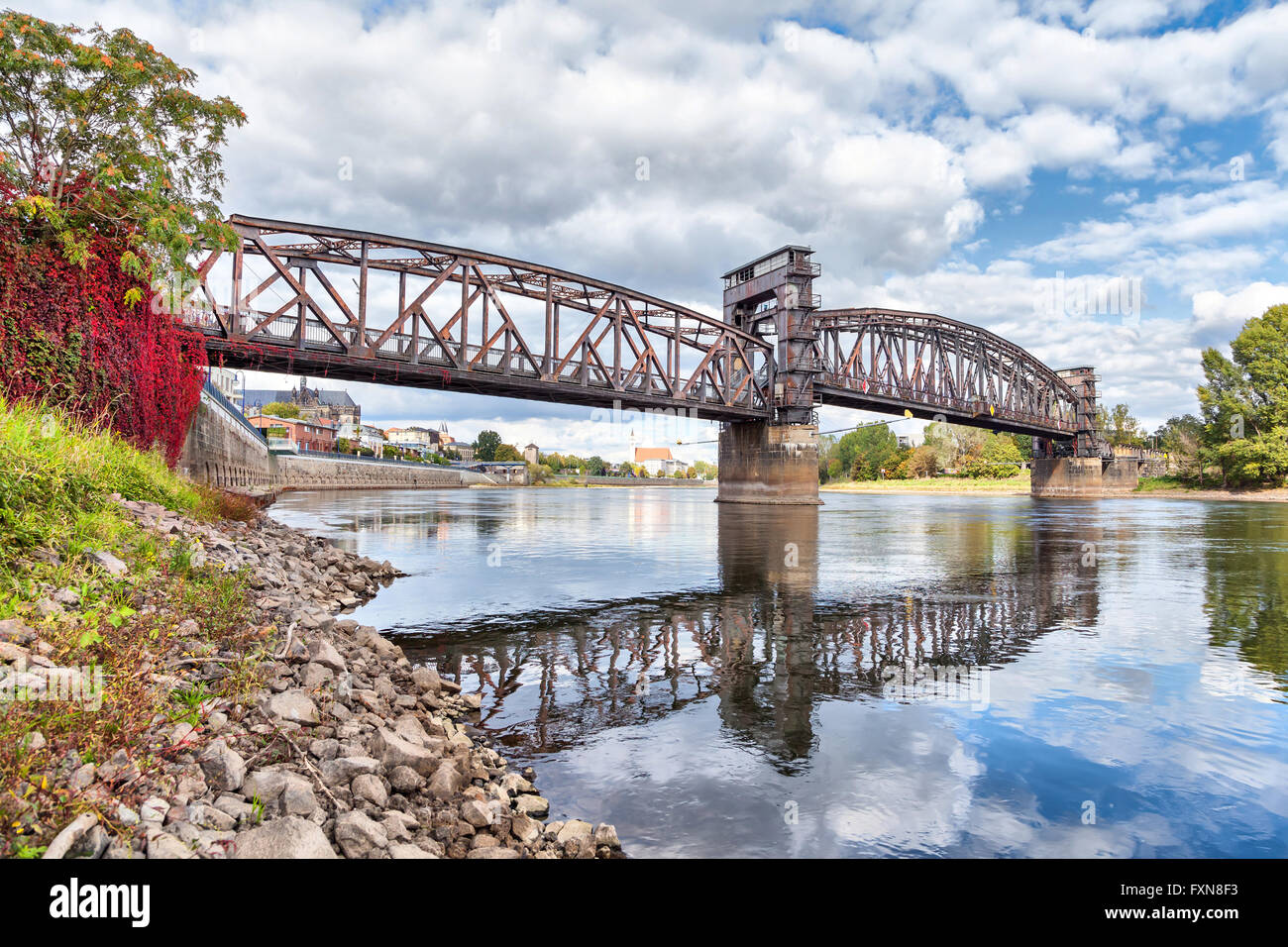 Antiguo puente del ferrocarril en Magdeburgo, Alemania Foto de stock