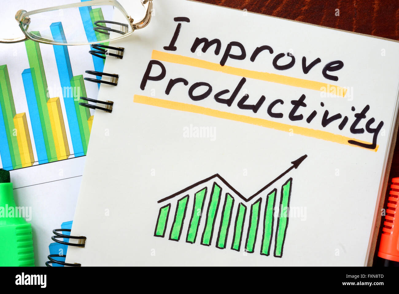 Mejorar la productividad escritas en un bloc de notas. Concepto de negocio. Foto de stock