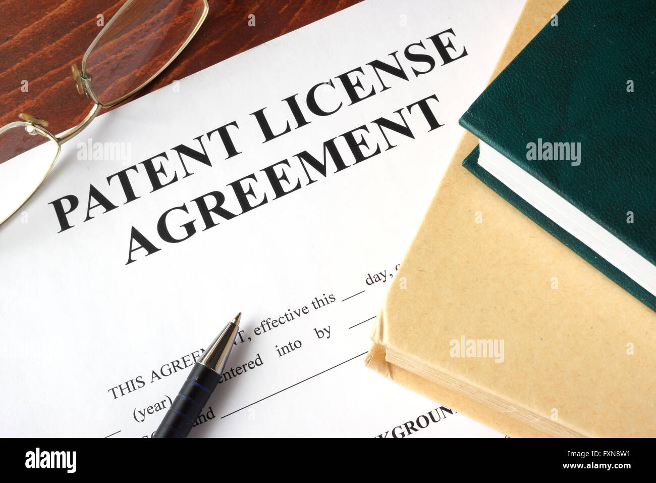 Contrato de licencia de patente sobre una mesa. Concepto de copyright. Foto de stock