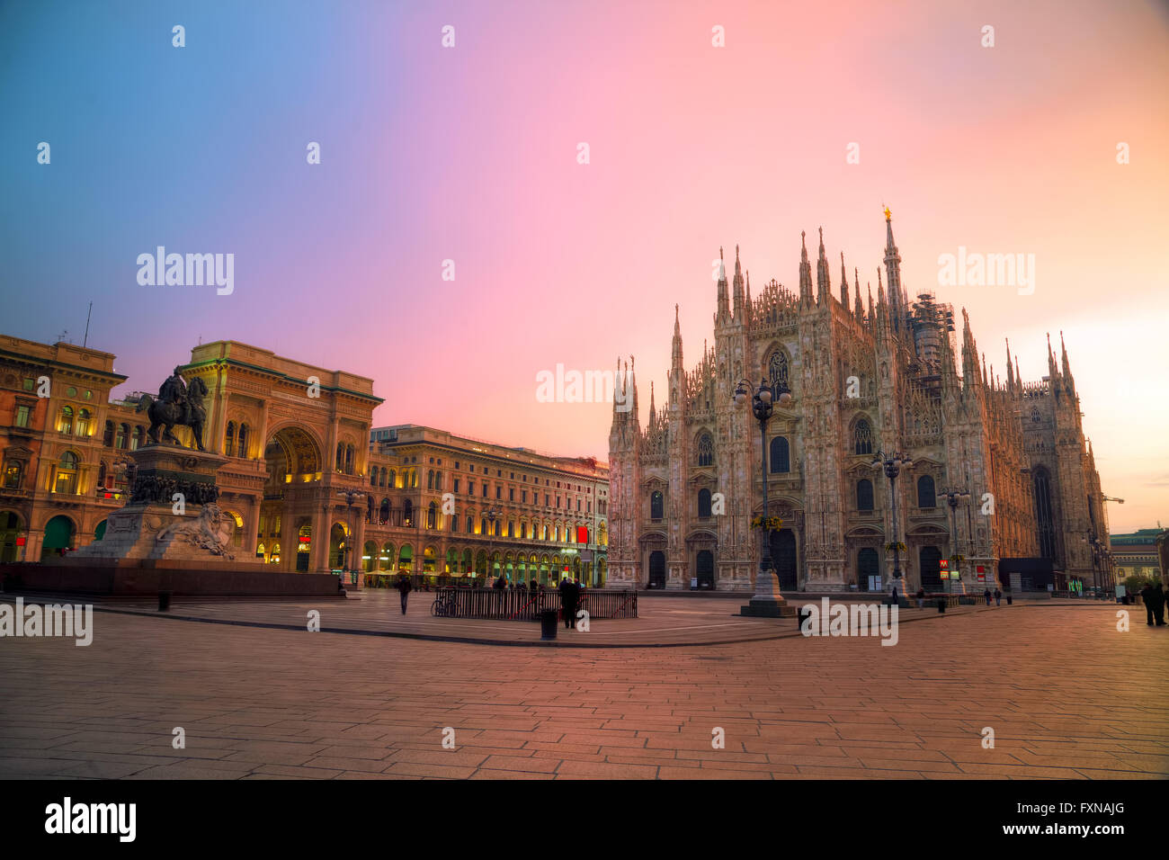 Catedral temprano en la mañana en Milan, Italia. Foto de stock