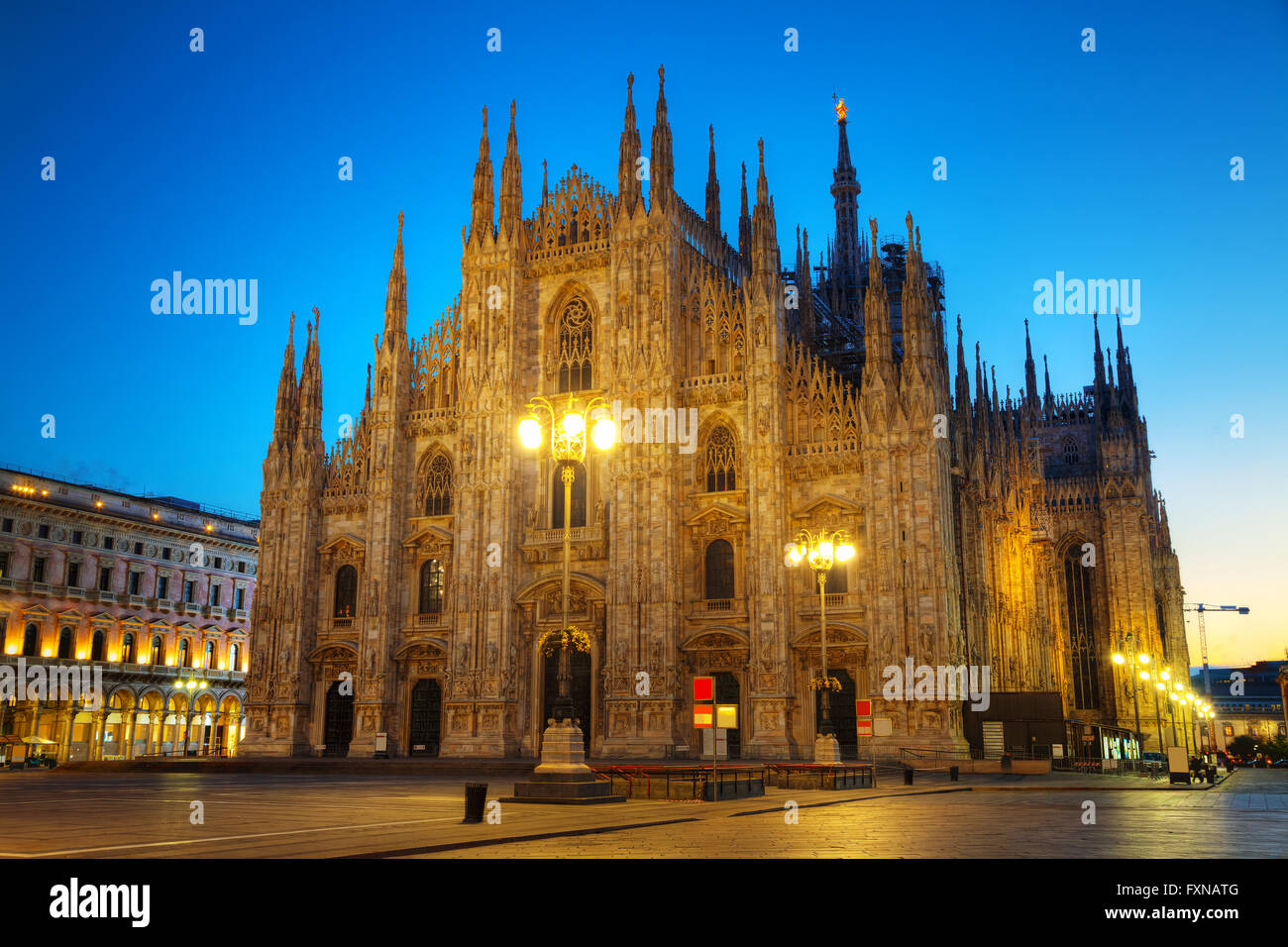 Catedral temprano en la mañana en Milan, Italia. Foto de stock