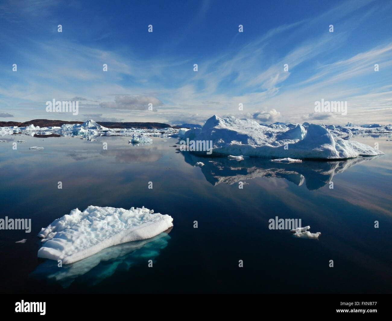 Los icebergs flotando fuera de la costa suroeste de Groenlandia durante la NASA TerraSond Cape Race batimetría encuesta agosto 9, 2015. El estudio mide el deshielo debido al cambio climático en la capa de hielo de Groenlandia. Foto de stock