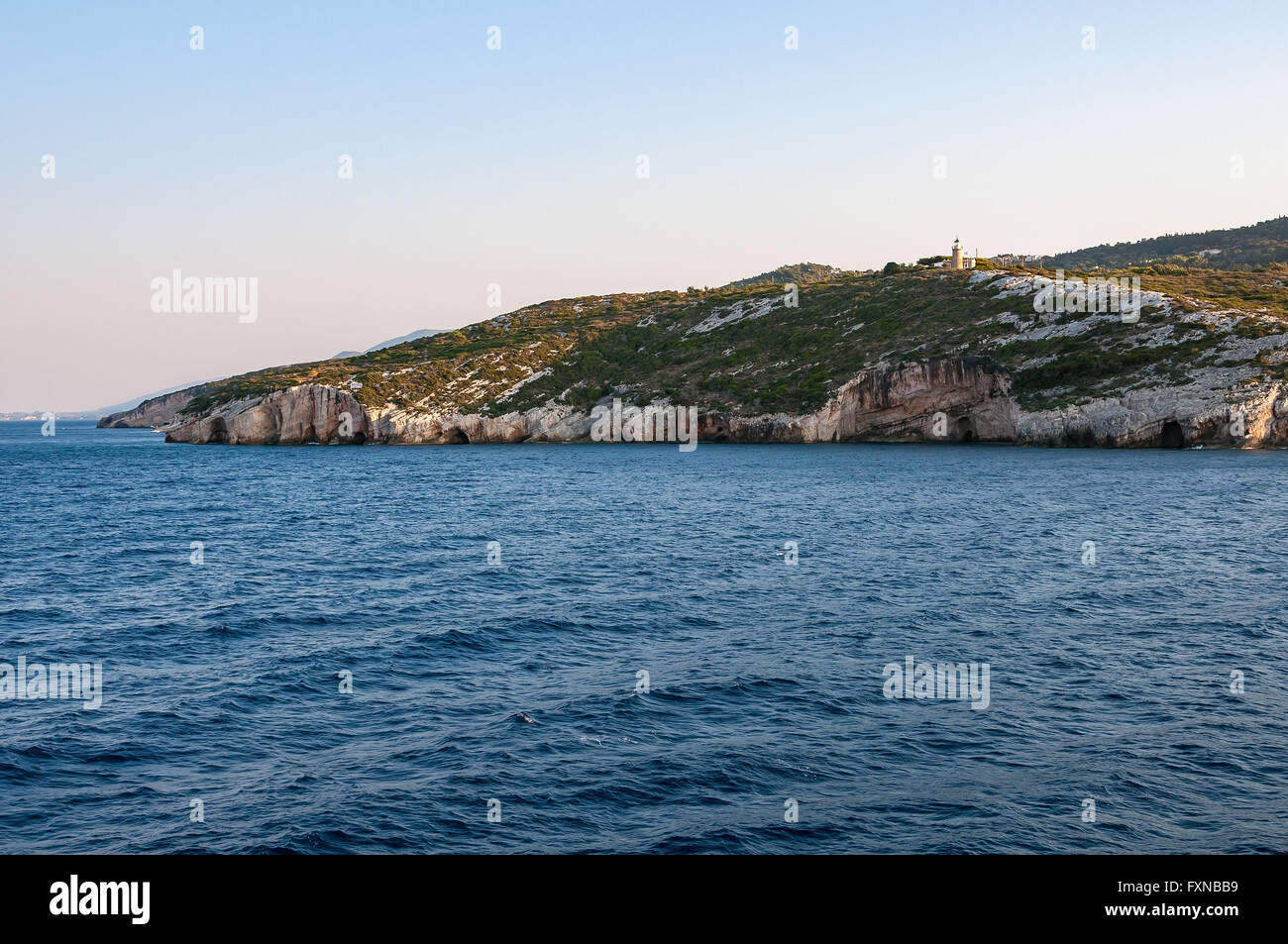 Precioso acantilado de la costa de la isla de Zakynthos visto desde el mar Foto de stock