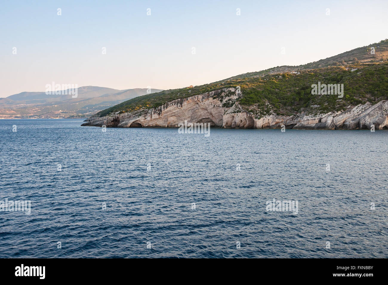 Precioso acantilado de la costa de la isla de Zakynthos visto desde el mar Foto de stock