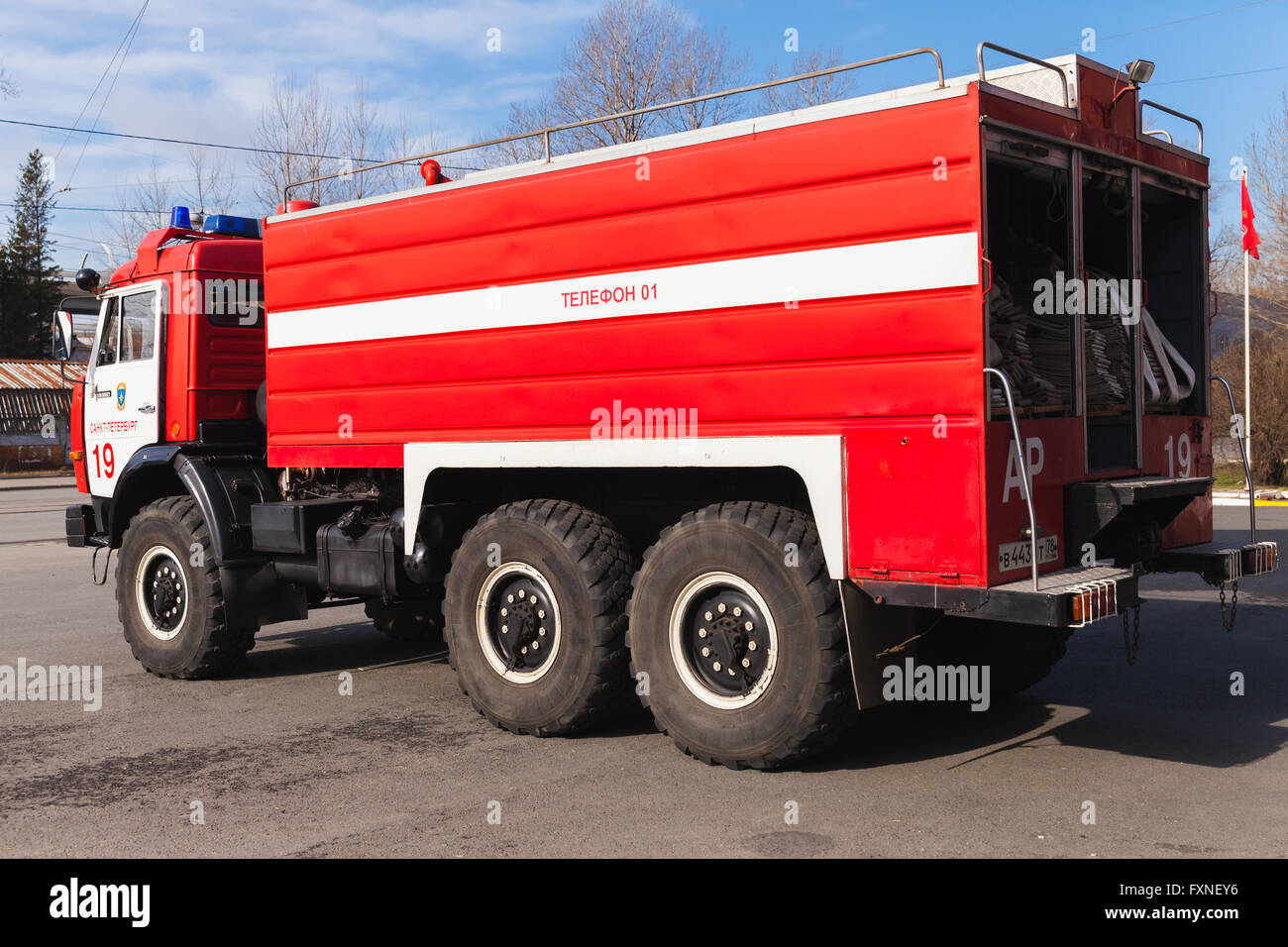 San Petersburgo, Rusia - Abril 9, 2016: Nueva red Kamaz 43253, Federación de camión de bomberos modificación Foto de stock