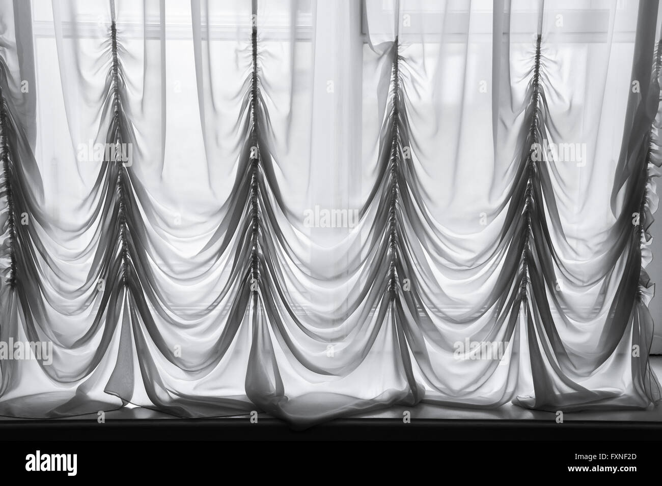 Tul blanco con pliegues decorativos patrón, textura fotográfica de fondo Foto de stock