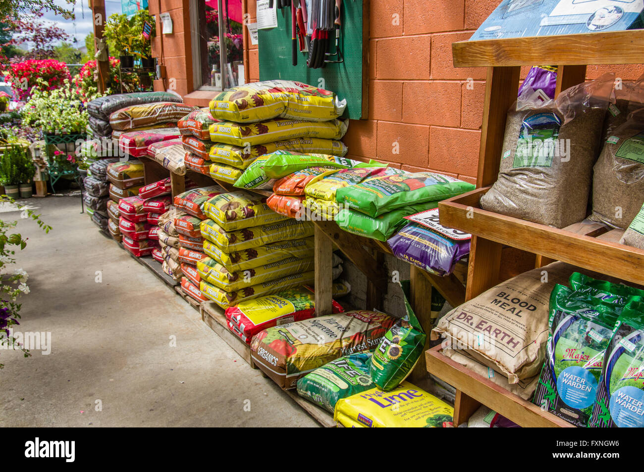 Bolsas de fertilizantes orgánicos en un minorista centro de jardinería Foto de stock