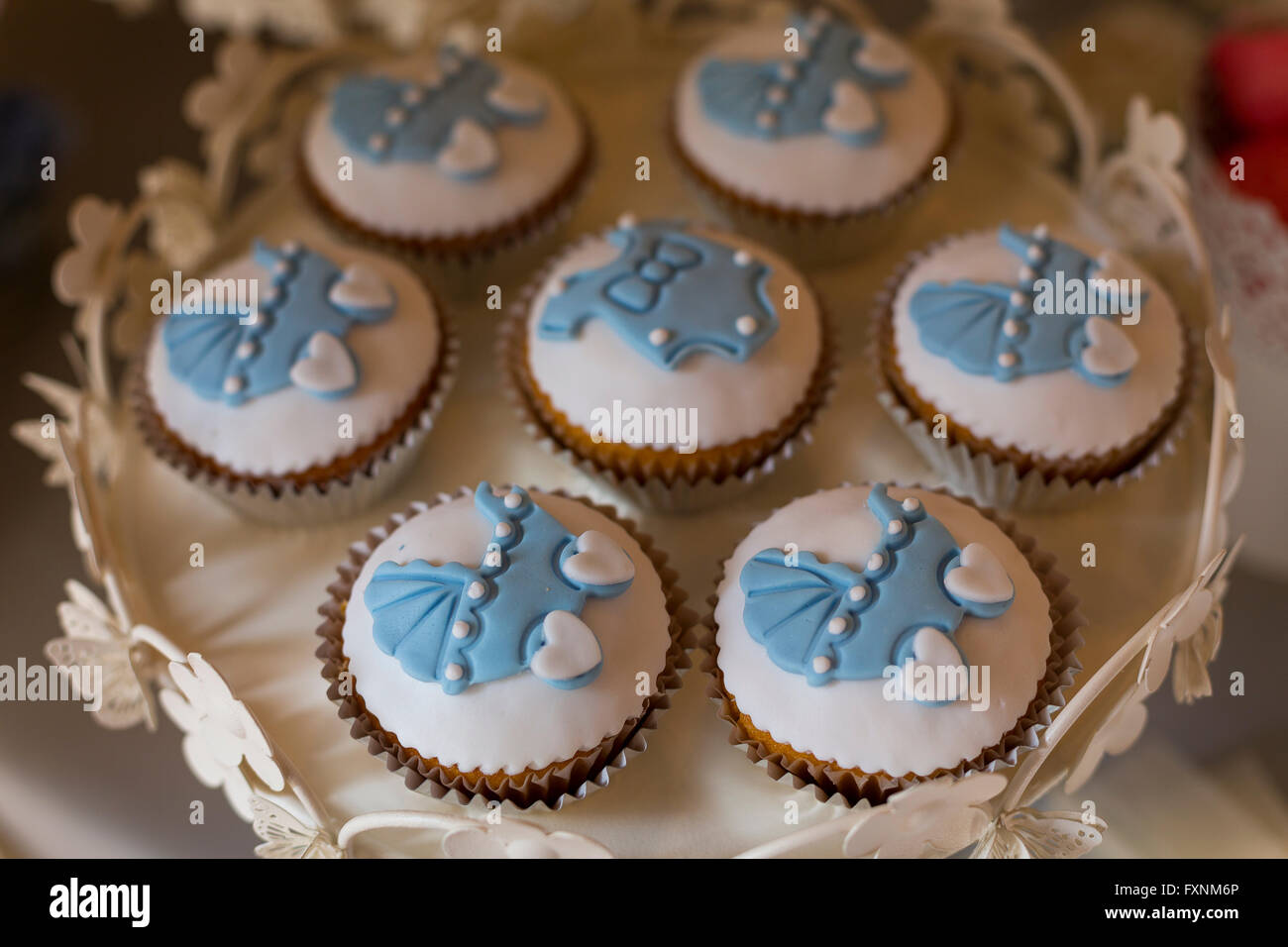 Baby shower cupcakes fotografías e imágenes de alta resolución - Alamy